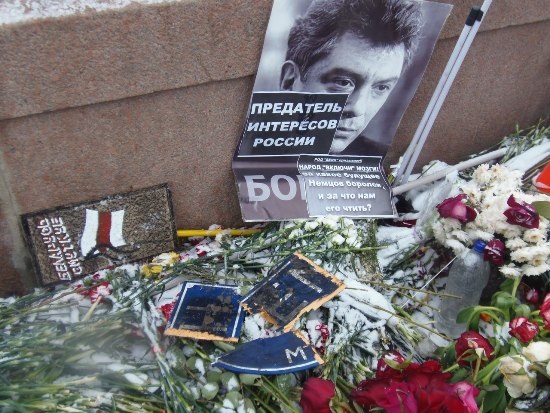 Вандалы, осквернившие мемориал Немцова, действовали открыто