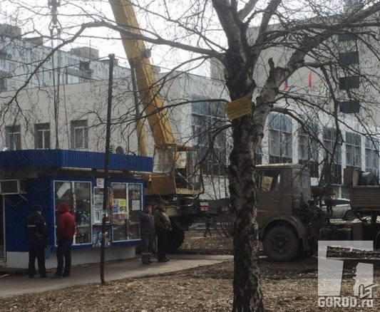 Для демонтажа киоска в Тольятти подогнали кран 
