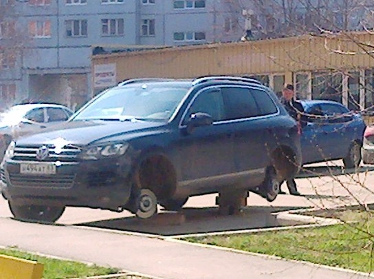 Джип остался без колес в 11-м квартале Тольятти 