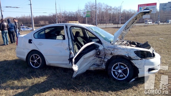 В аварии пострадали водитель и пассажир "Шкоды"