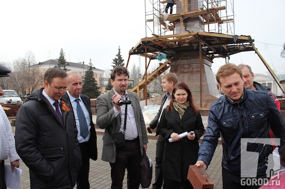 Депутаты гордумы Тольятти осматривают обелиск Славы
