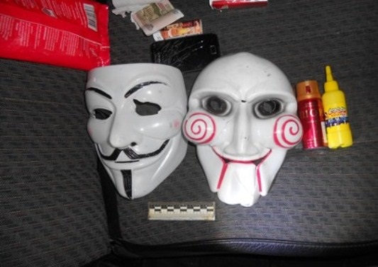 У задержанных изъяли маски Анонимуса и куклы Пилы