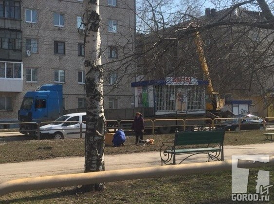 В Тольятти на Карла Маркса убирают киоск Бистро