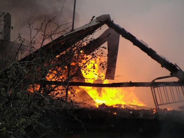 Деревянный дом сгорел полностью