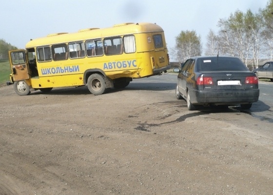 "Черри" врезался в школьный автобус, Самарская область