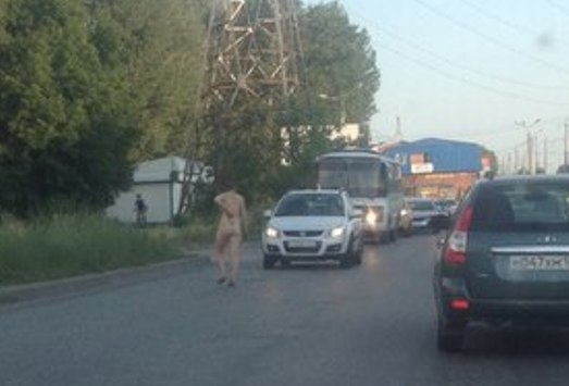 На улицах Тольятти все больше голых девушек