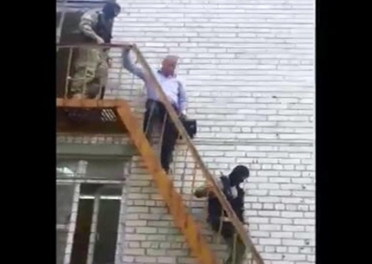 Игоря Попова тайком спустили по пожарной лестнице