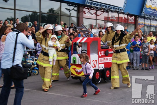 Команда Пожарная охрана на Параде колясок