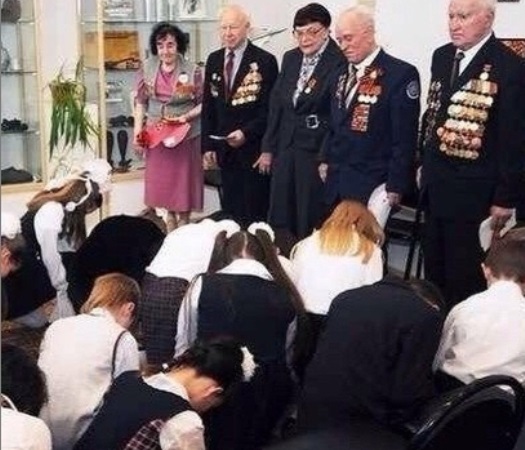Школьники Тольятти на коленях перед ветеранами