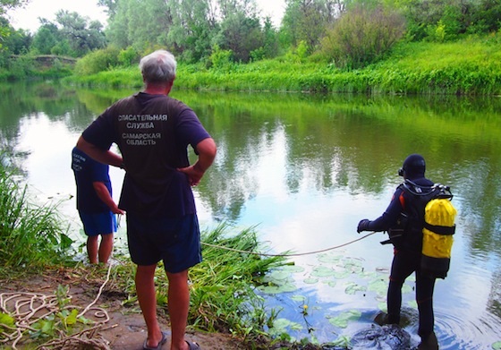 Водолазы ищут утонувшего в реке Сок мальчика