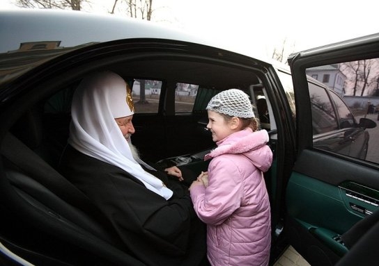 Патриарх Кирилл в своем лимузине 