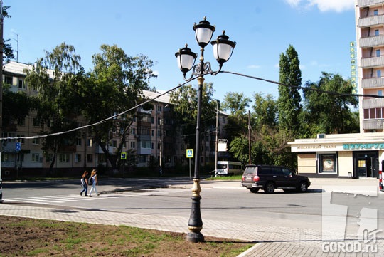Накренившийся фонарь у нового тольяттинского фонтана 