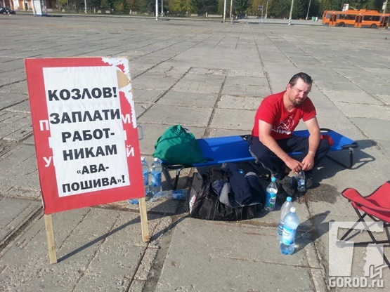 Алексей Краснов на Центральной площади уже пятый день