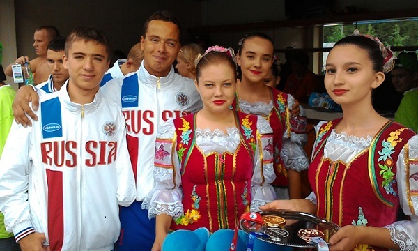 Сергей Сухарев (второй слева)