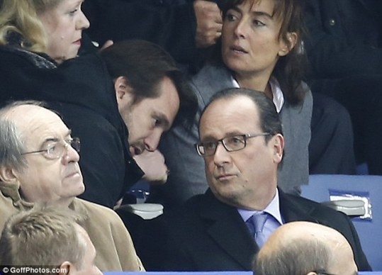 Президенту Франции докладывают о взрыве у стадиона 