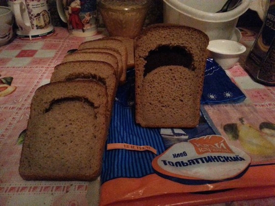 Хлеб с большой дырой удивил жителей Тольятти