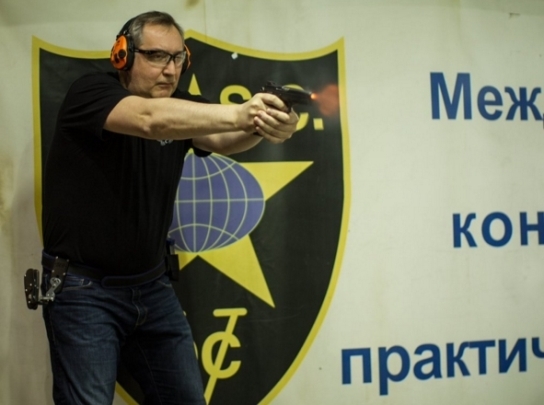 Дмитрий Рогозин тренируется в тире 