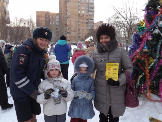 Дети с радостью фотографируются с сотрудниками ГИБДД по Тольятти