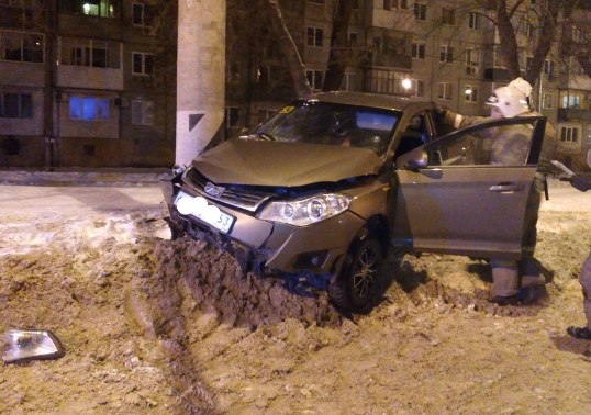 Водитель Чери врезался в световую опору в Тольятти