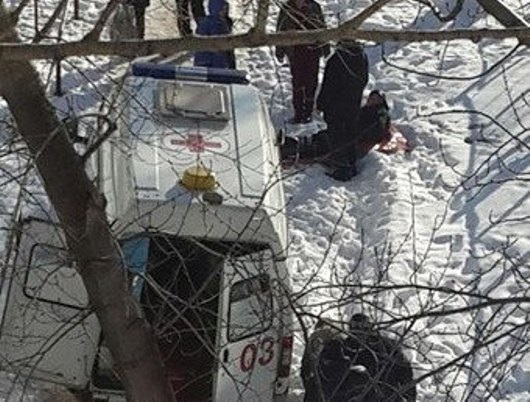 Беспомощный мужчина лежал на снегу 