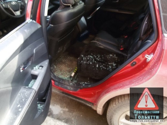 Злоумышленники разбили стекло задней двери "Тойоты"