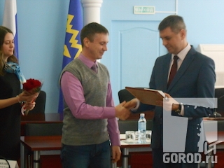 С. Андреев награждает сотрудников мэрии