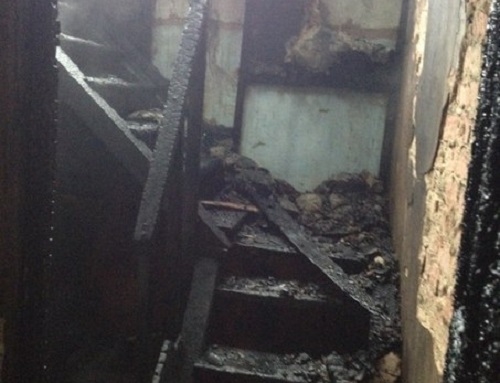 Деревянная лестница сгорела полностью