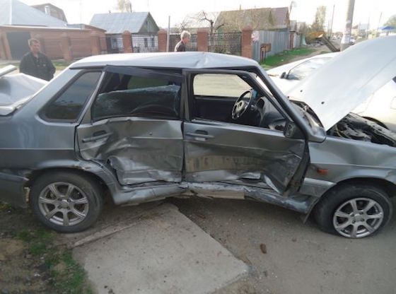 В ДТП на ул. Ларина пострадал водитель ВАЗ-2115