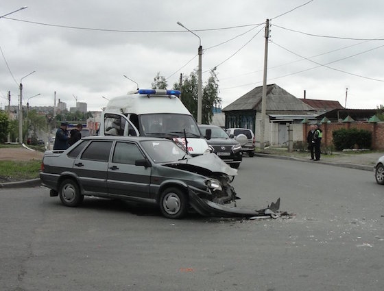 ВАЗ-2115 столкнулся с "Шевроле Нивой" в Сызрани, 13 мая