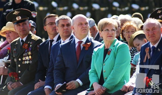 Официальные лица на праздновании Дня Победы в Тольятти
