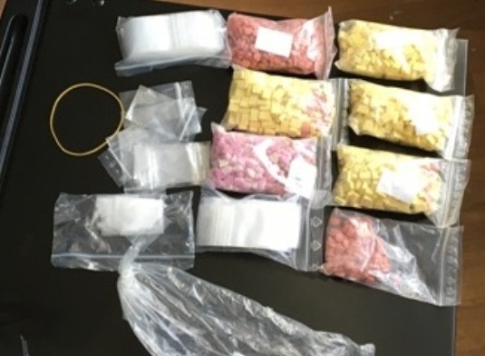 Синтетические наркотики, изъятые у задержанного 