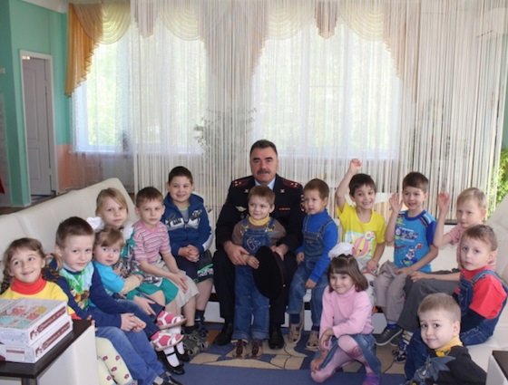 Хейрулла Ахмедханов с детьми из "Дельфина"