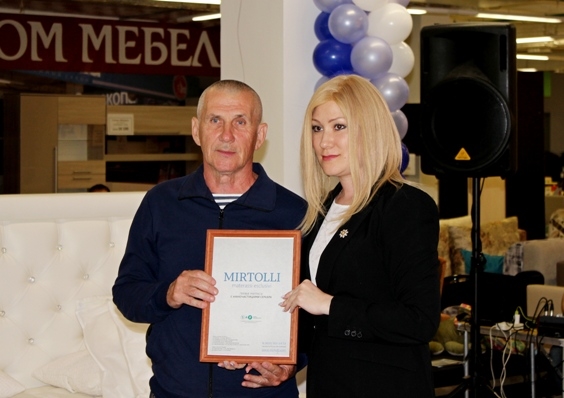 Директор компании MIRTOLLI Анна Смирнова вручает Сертификат 