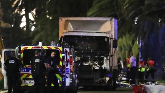Террорист убивал людей в Ницце на грузовике. Фото Le Figaro