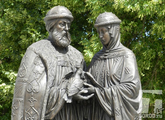 Петр и Феврония держат голубей: символ Святого Духа, семьи, мира