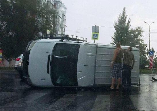 В Тольятти микроавтобус положили на бок 