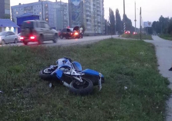 Мотоциклист пострадал при столкновении с "Рено"