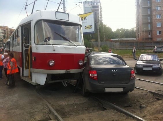 ДТП на ул. Советской Армии в Самаре: "Гранта" и трамвай