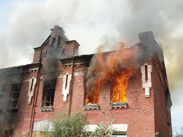 Пламенем объяты два этажа здания