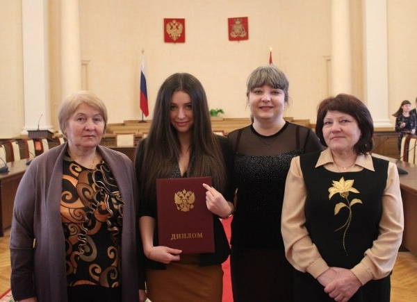 Ангелина Дорошенкова с дипломом