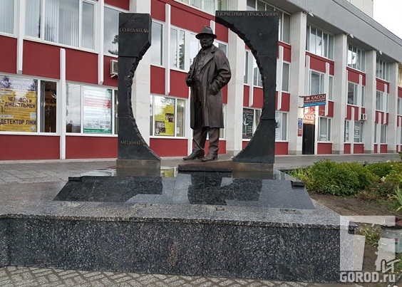 Памятник Николаю Абрамову у ДК Тольятти 