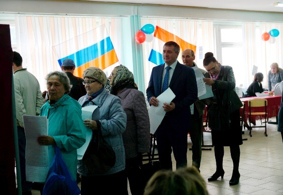 Денис Волков ждет своей очереди проголосовать