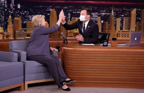 Клинтон дала "пять" ведущему в маске 