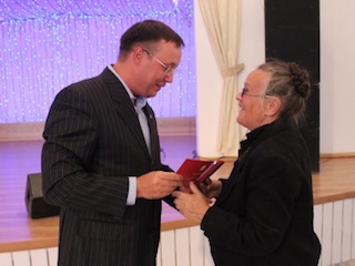 Дмитрий Микель вручает награду