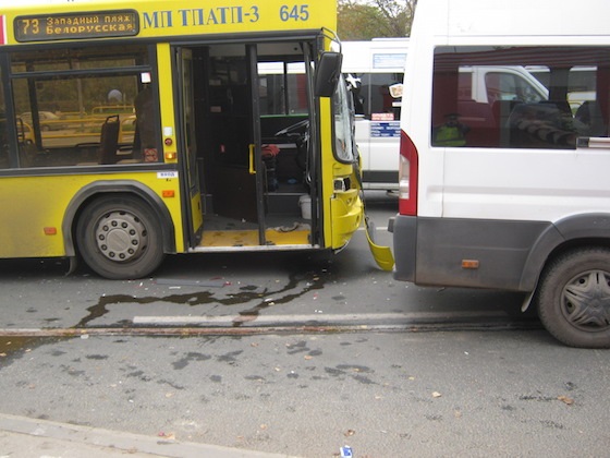 Столкновение автобуса и маршрутки на улице Свердлова