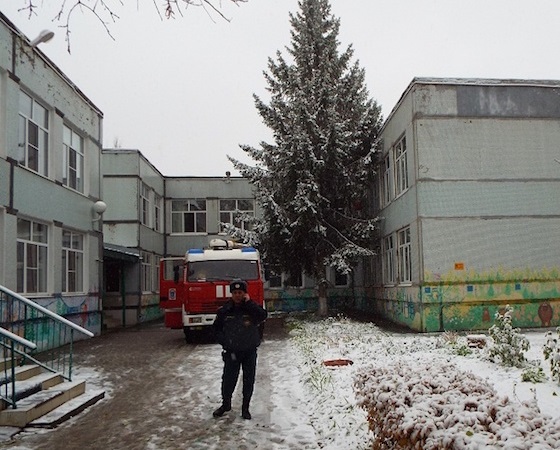 Детей из садика "Радужка" эвакуировали в школу № 89