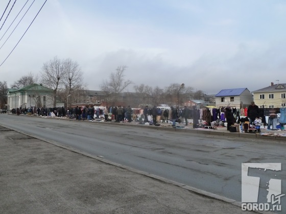 «Блошиный» рынок на улице Комсомольской в Тольятти 