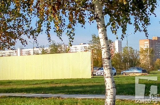 В Тольятти у ДКиТ начали возводить забор...