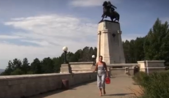 Ольга Романовская ("Ревизорро") на фоне памятника Татищеву