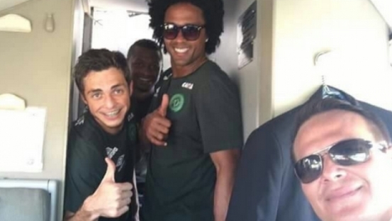 Бразильские футболисты в кабине пилота перед вылетом 